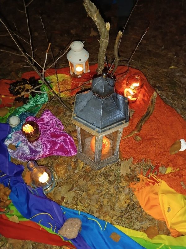 Ritualmitte mit Laterne und bunten Tüchern