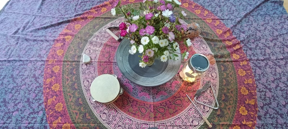 Ritualmitte mit Blumen, Klangschale und Tüchern